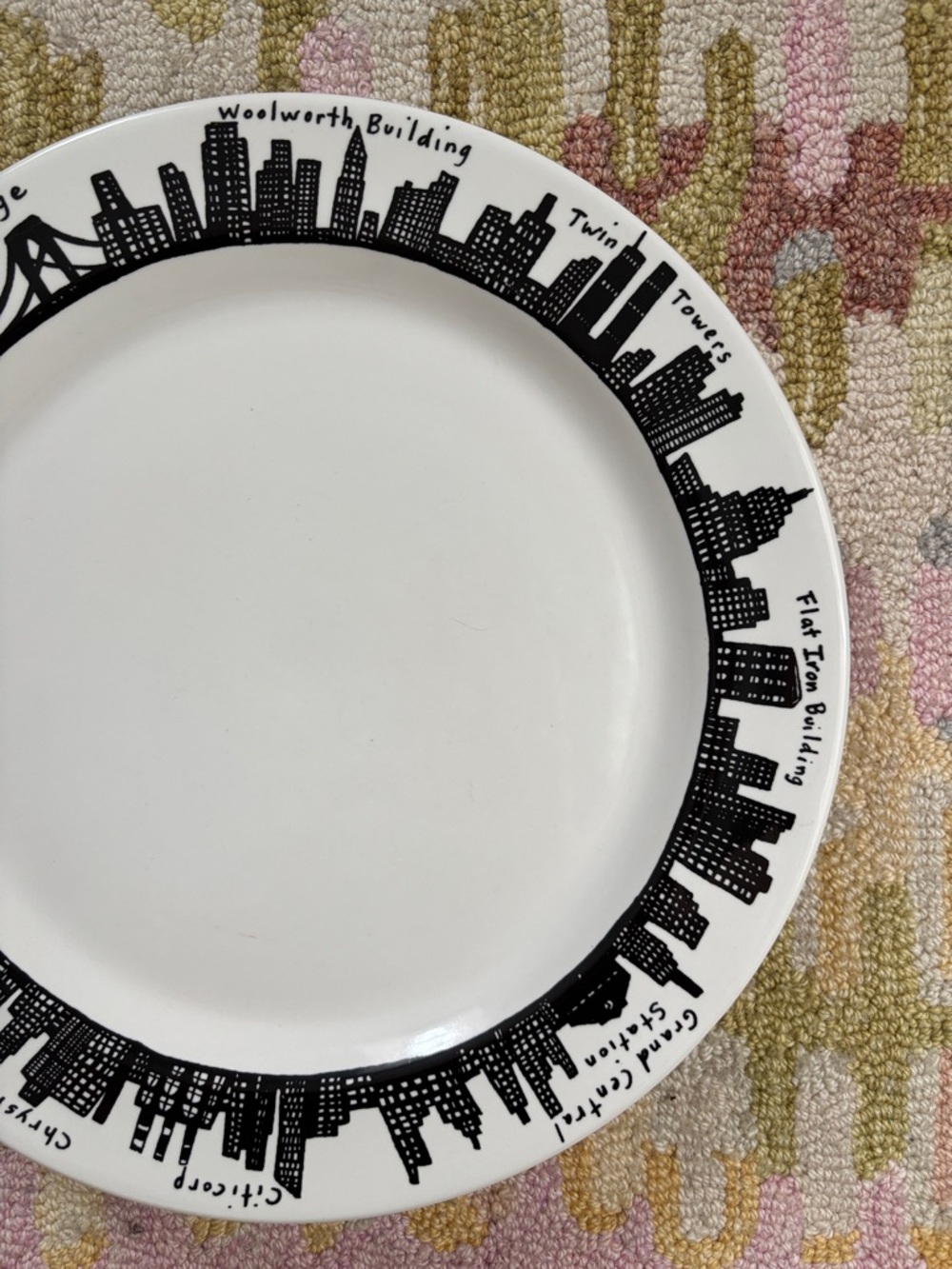 FISHS EDDY 212 Skyline Plate New York Skyline NYC icons (includes Twin Towers)